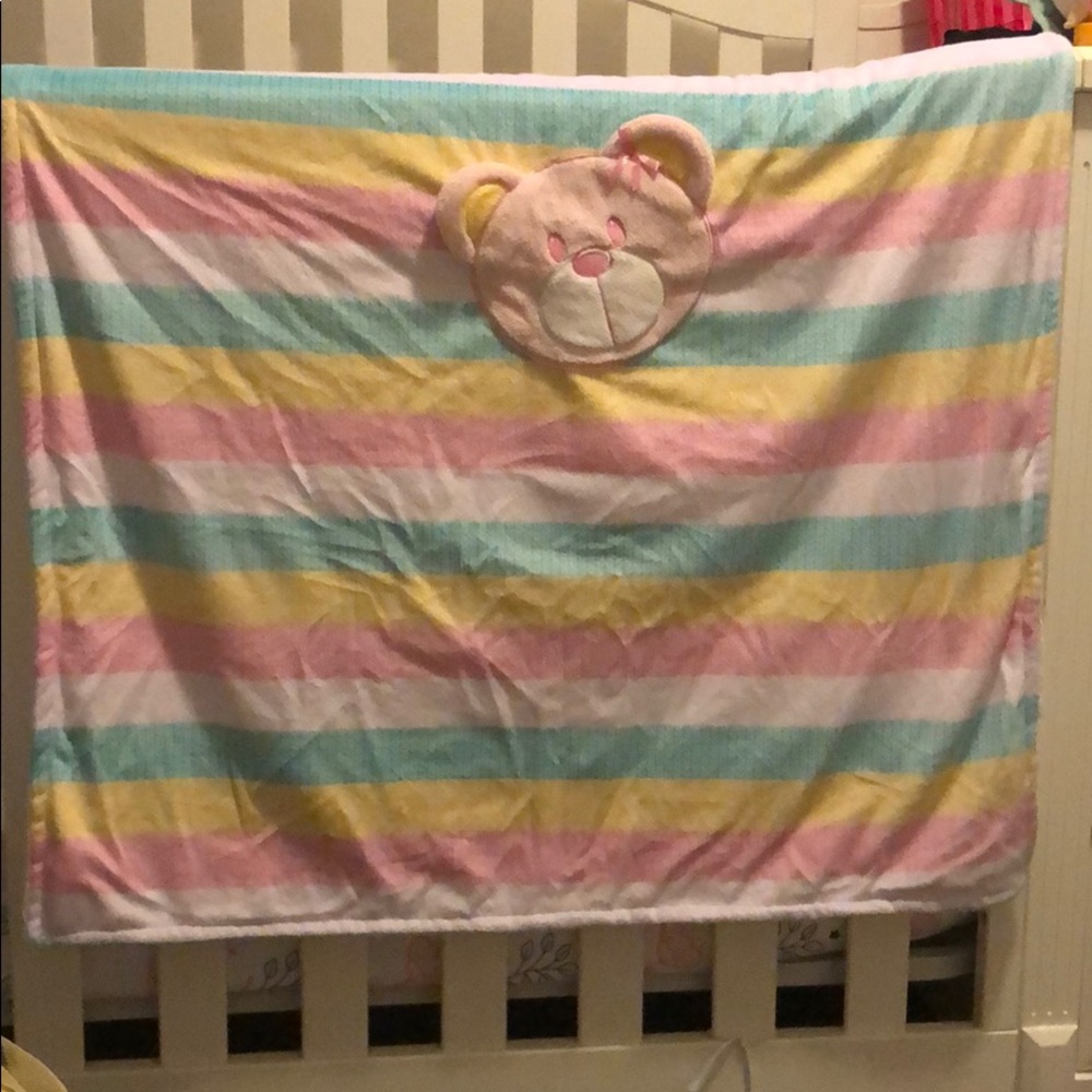 Multicolored baby blanket with bear
